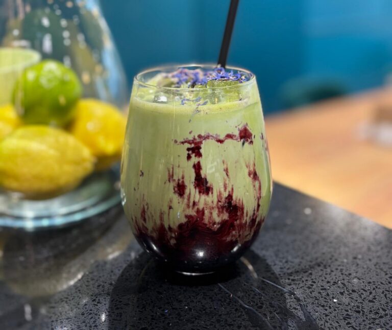 Matcha Jagodowa w Łodzi, zapraszamy do Bistro Słodko czy Wytrawnie na Piotrkowską 103/105.