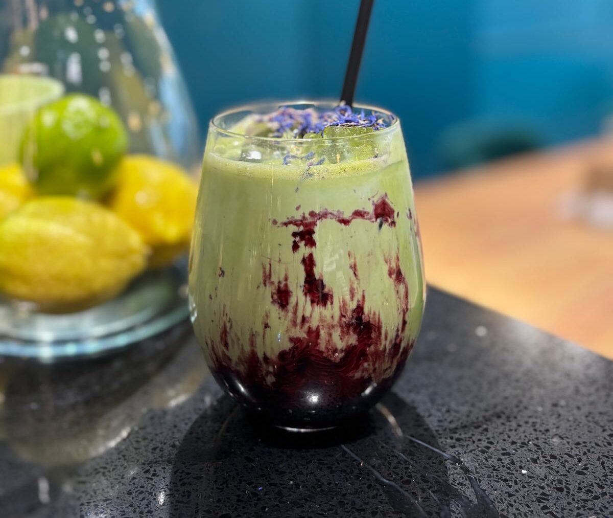 Matcha Jagodowa w Łodzi, zapraszamy do Bistro Słodko czy Wytrawnie na Piotrkowską 103/105.